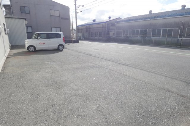 高丘北2丁目倉庫の駐車場
