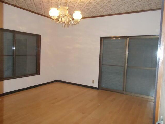 常総市豊岡町事務所付貸家の居間・リビング