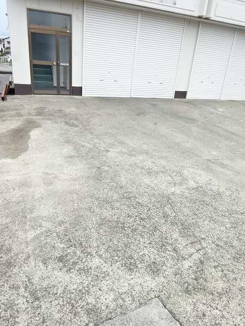 日秀倉庫付き事務所の駐車場