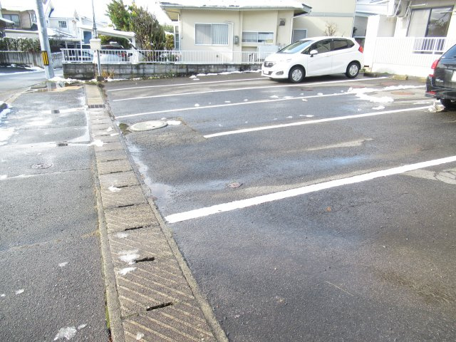 アンジュ元木の駐車場