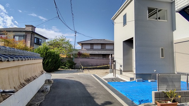 箕面市牧落新築戸建の前面道路含む現地写真