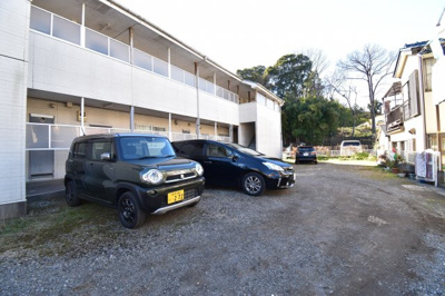 【駐車場】 | 和光市新倉１丁目　売アパート | 建物の近くの駐車スペースは荷物が多い時も楽ですね。