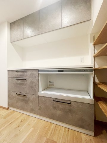 【キッチン】 | ライフコア押上 3F | キッチンの面材と同じカラーで合わせた吊戸棚付カップボードです！