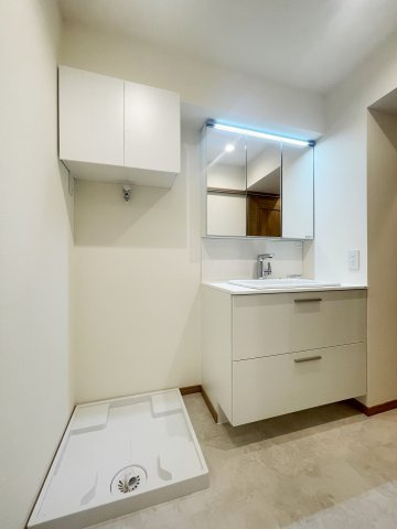 【独立洗面台】 | ライフコア押上 3F | シャワー水栓付き3面鏡洗面台です。洗面ボウルがオシャレに仕上がっています。