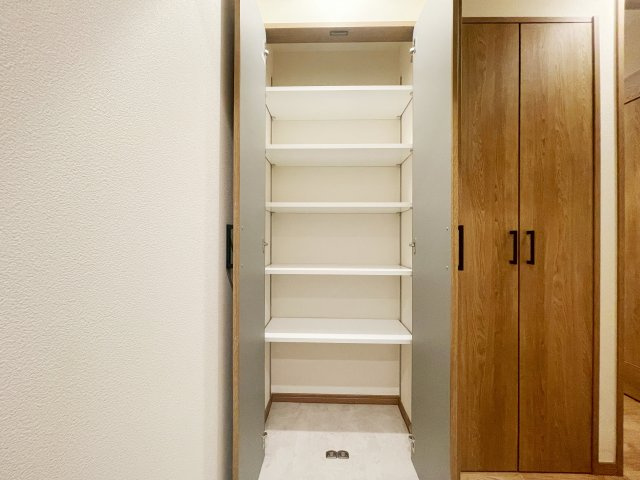 【収納】 | ライフコア押上 3F | 洗面室のリネン庫写真です。引き戸を開閉した先にも収納が有り豊富です。