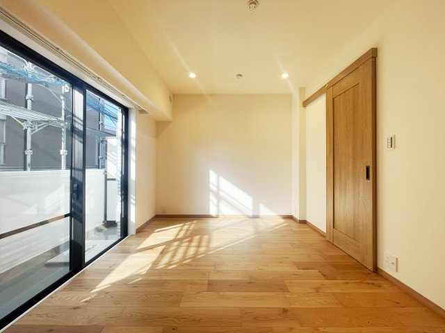 【洋室】 | ライフコア押上 3F | 7.0帖のマスターベッドルームです。大きなサイズのベッドも入り、コの字型のウォークインクローゼットも付いています。