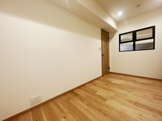 【洋室】 | ライフコア押上 3F | 5.0帖のサービスルームには室内窓の「デコマド」が標準装備です。オシャレな空間には欠かせないです。