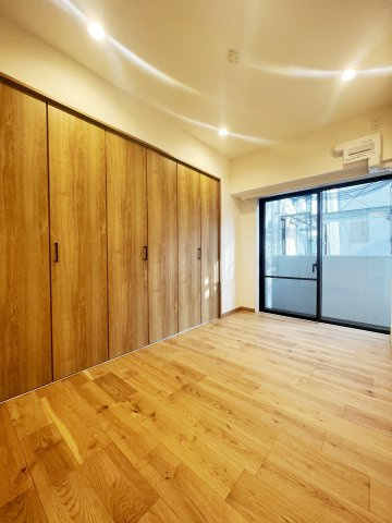 【洋室】 | ライフコア押上 3F | 4.5帖の洋室です。3枚折れ戸は収納力の高いクローゼットになります。