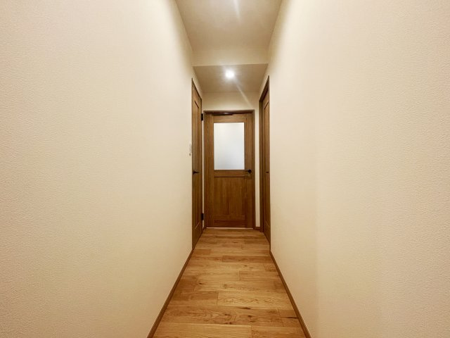 【内装】 | ライフコア押上 3F | 表面が無垢材の突板フローリング(オーク)を採用しています。木目調シートフローリングと比べると1枚1枚違う木目が一味違います。