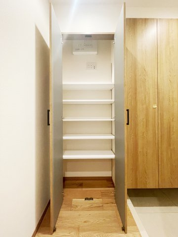 【収納】 | ライフコア押上 3F | 玄関下足入れとは別に収納庫がございます。インターネットのルーターはここへ収納出来ます。