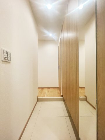 【玄関】 | ライフコア押上 3F | 玄関部分を広く設計し、シューズボックスには姿鏡も設置、お出かけの際の身だしなみチェックが出来ます。