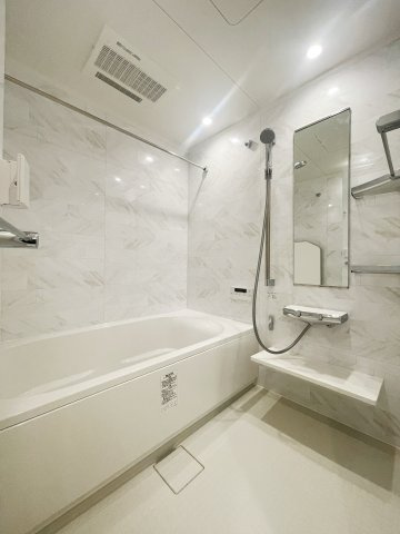 【浴室】 | ライフコア押上 3F | 浴室暖房換気乾燥機付きの1616サイズのゆったりとしたバスルーム。4面フルパネルでスタイリッシュな空間です。
