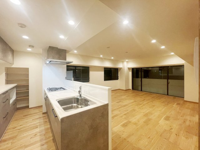 【居間・リビング】 | ライフコア押上 3F | 表面が無垢材の突板フローリング(オーク)を採用しています。木目調シートフローリングと比べると1枚1枚違う木目が一味違います。