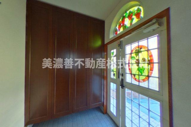 ５８０１８　岐阜市大蔵台中古戸建ての玄関