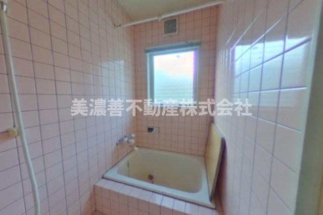 ５８０１８　岐阜市大蔵台中古戸建ての浴室