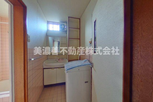 ５８０１８　岐阜市大蔵台中古戸建ての洗面所