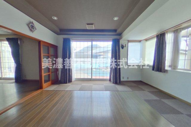 ５８０１８　岐阜市大蔵台中古戸建ての居間・リビング