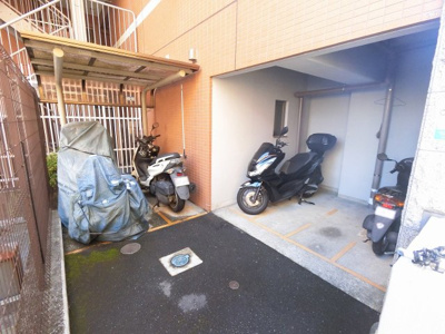 【その他共用部分】 | リブゼ横浜サザンスクエア | バイク置場です。
