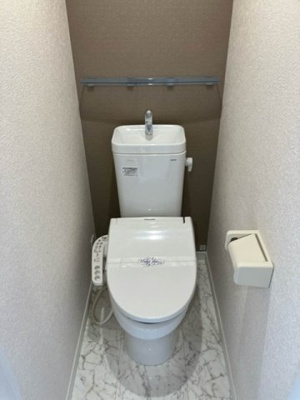 【トイレ】 | ユナイト東白楽マリオット・オペラ | トイレは温水洗浄便座付き♪人気のバストイレ別です♪壁紙はシックなアクセントクロス☆