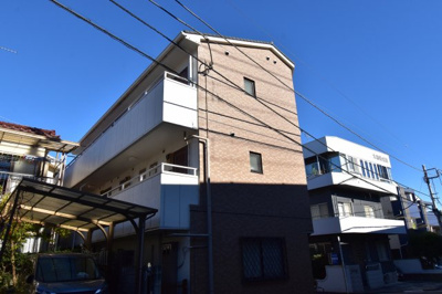 【外観】 | 多摩市豊ヶ丘１丁目　売一棟マンション | 最寄り駅徒歩12分、東南角地の陽当たり良好マンション。満室想定利回り8.05％