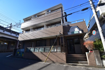 【外観】 | 多摩市豊ヶ丘１丁目　売一棟マンション | 最寄り駅徒歩12分、東南角地の陽当たり良好マンション。満室想定利回り8.05％