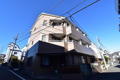【外観】 | 多摩市豊ヶ丘１丁目　売一棟マンション | 最寄り駅徒歩12分、東南角地の陽当たり良好マンション。満室想定利回り8.05％