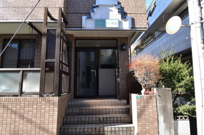 【エントランス】 | 多摩市豊ヶ丘１丁目　売一棟マンション | 2階、3階1Rへのエントランス。雨対策もシッカリと考えられた落ち着いた雰囲気のエントランスです。