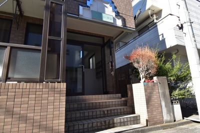 【エントランス】 | 多摩市豊ヶ丘１丁目　売一棟マンション | 2階、3階1Rへのエントランス。雨対策もシッカリと考えられた落ち着いた雰囲気のエントランスです。