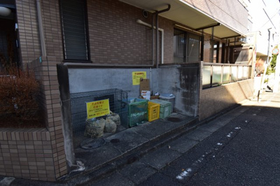 【その他共用部分】 | 多摩市豊ヶ丘１丁目　売一棟マンション | 敷地内ゴミ置き場は通勤・通学時のついでに出せるので便利ですね。