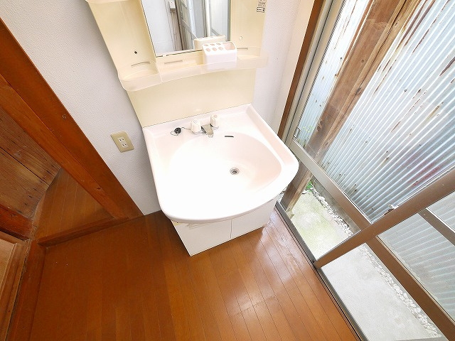 北袋町貸家の洗面所