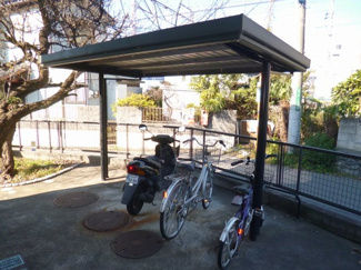 【その他共用部分】 | 屋根付きの駐輪場で雨が降っても大切な自転車が濡れなくてすみますね♪荷物が重いときに自転車があれば助かりますね！