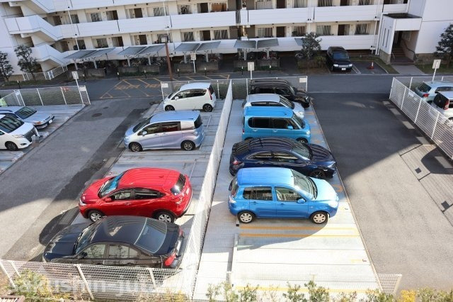 サクラパーク大久保２号棟の駐車場