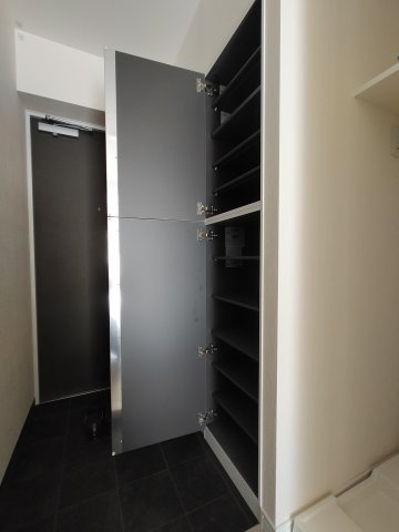 R FIELDS MATSUDOⅢの玄関