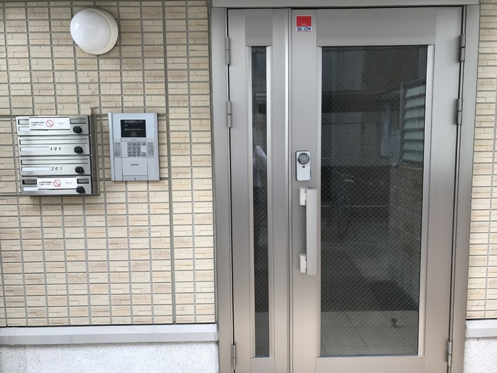箕面市稲１丁目のアパートのエントランス
