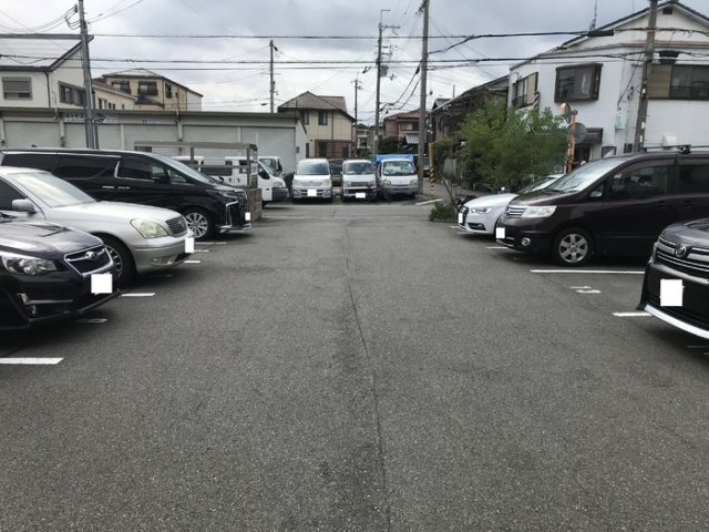 箕面市稲１丁目のアパートの駐車場