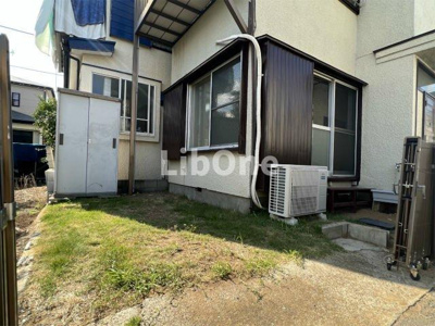 【駐車場】 | ハワイアン古民家市川 | 敷地内駐車場サイズに制限があります。軽自動者駐車可能。サイズは現地を確認してください。