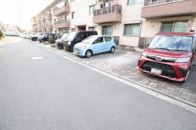 ニューノース弐番館の駐車場
