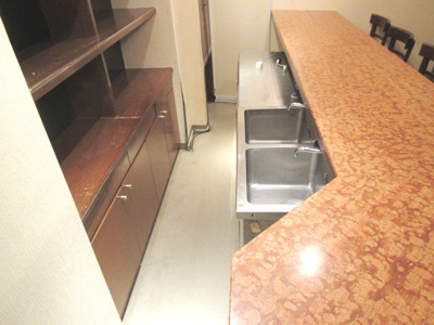 【内装】 | 東門筋沿いのスナック居抜店舗 | カウンター内のシンクと台下冷蔵庫（残置物）