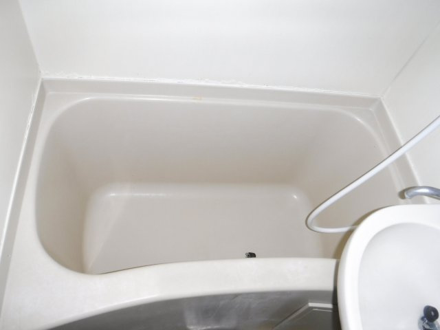 パールホワイトの浴室
