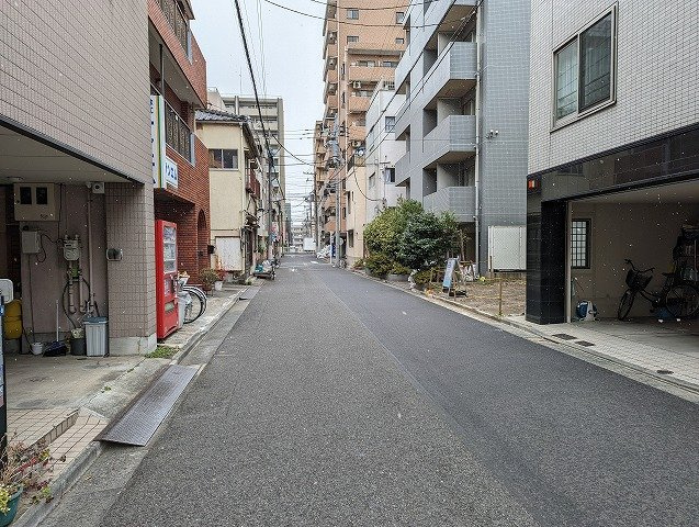 石原３丁目　建築条件なし整形地の前面道路含む現地写真|約６ｍ公道面、広さの割に交通量も少ないです。