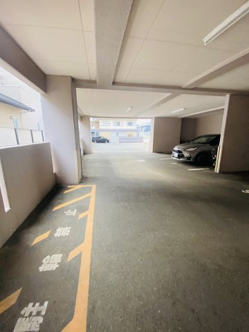 ロワールマンションロゼの駐車場