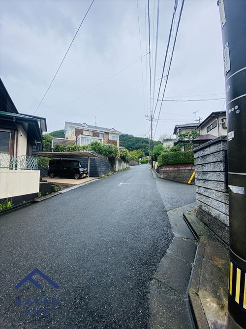東区みどりが丘2丁目　戸建ての前面道路含む現地写真