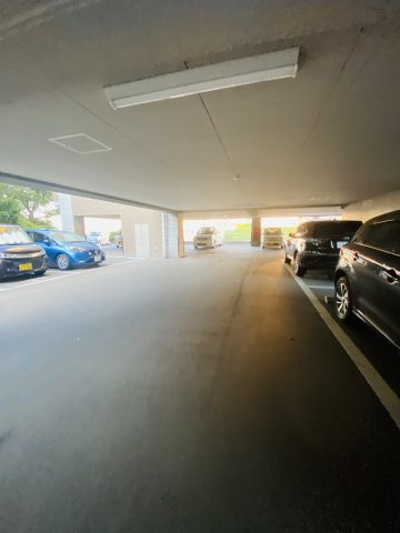 エテルナヒルズ若宮の駐車場