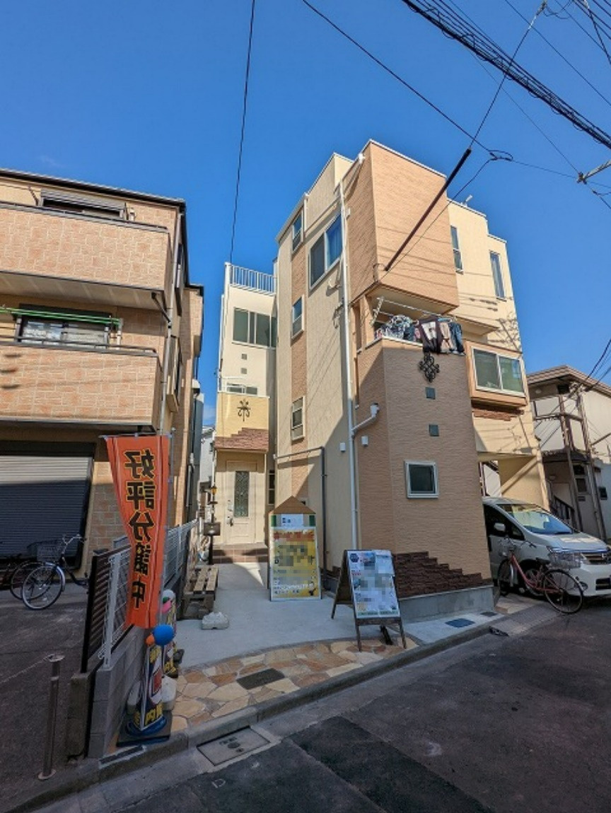 ラヴニール東向島の前面道路含む現地写真|完成イメージパース。