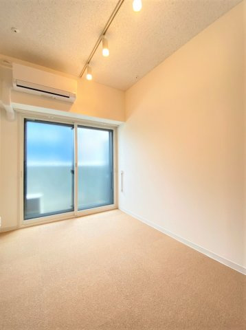 「防音マンション」プレシャスラシクラス浅草の居間・リビング|Bluetooth仕様のスピーカーも付いています。接続すればすぐにでも使用可能です。左上は24時間稼働の換気口です。