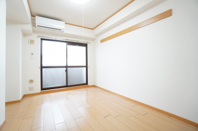【居間・リビング】 | セモア中山 | ※同物件・反転タイプの写真です。
