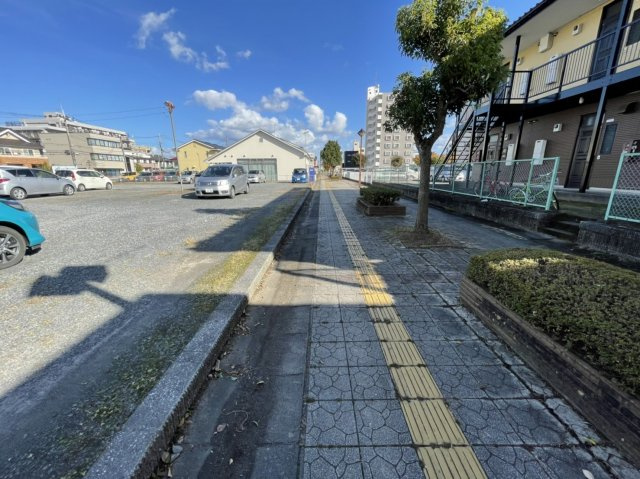 【周辺】 | パステック駐車場 | 歩道佐貫駅方面から反対方面へ