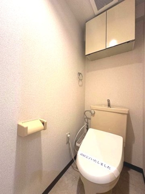 【トイレ】 | レジョン77 | トイレは温水洗浄便座付き♪人気のバストイレ別です♪小物を置ける便利な棚やタオルハンガーも付いています☆