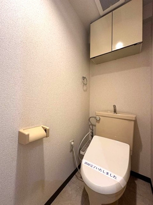 【トイレ】 | レジョン77 | トイレは温水洗浄便座付き♪人気のバストイレ別です♪小物を置ける便利な棚やタオルハンガーも付いています☆