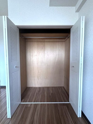 【収納】 | レジョン77 | 洋室5帖のお部屋にあるクローゼットです♪大切なお洋服もしわにならないようにハンガーがけができます☆